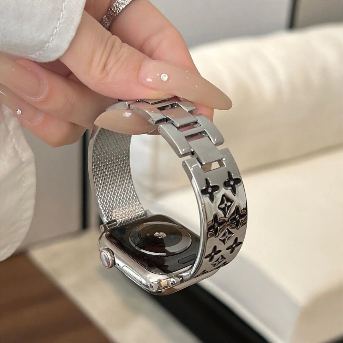 EMBOSSED METAL APPLE WATCH STRAPS