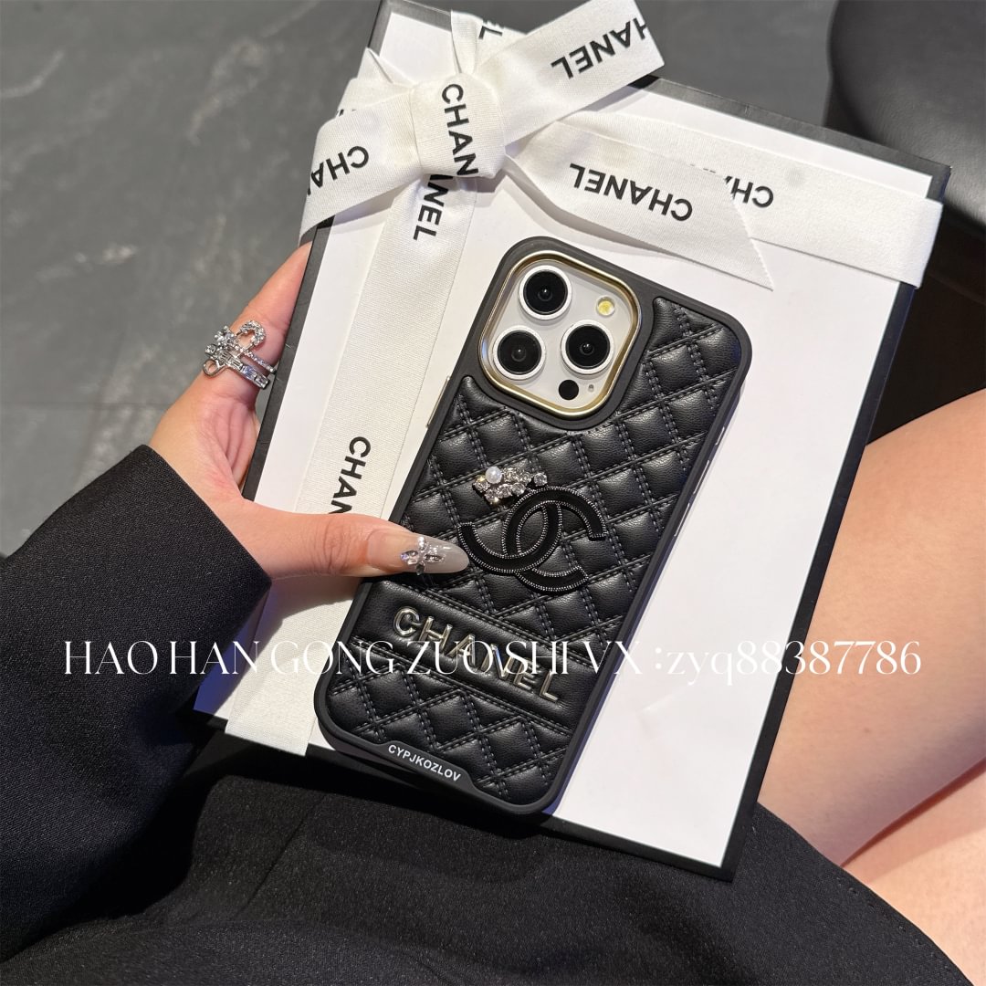 Embossed Chanel Diamond-Quilted Lambskin CC Logo Apple iPhone Case